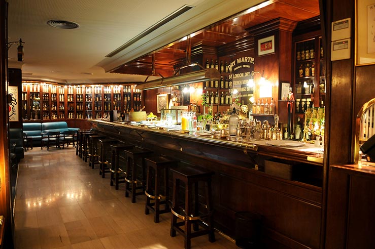 Fly til Barcelona, ta en cocktail på Dry Martini