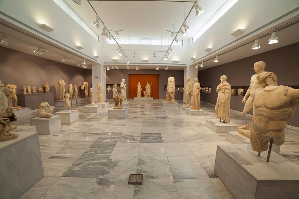 Fly til Heraklion på Kreta, besøk det arkelogiske museet.