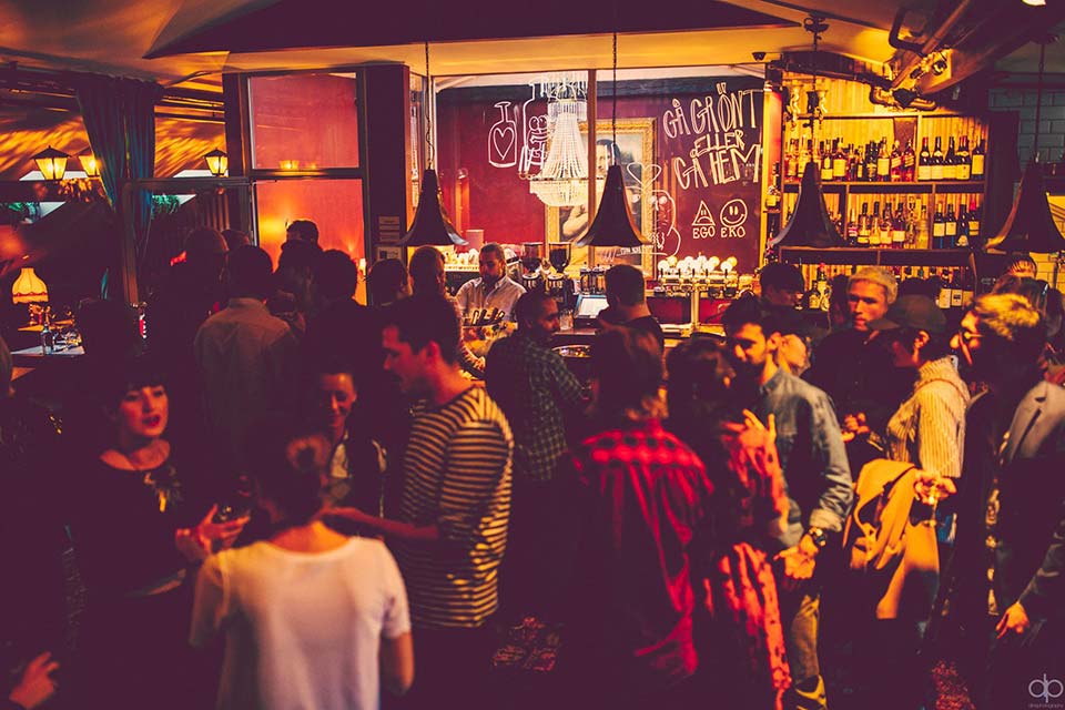 Fang en live act eller DJ-sett og nyt en livlig atmosfære den mangfoldige Yaki-Da. (Foto: Dino Soldin / Yaki-Da)