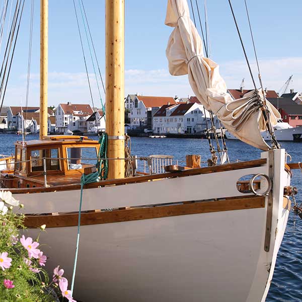 "Båt ved havnen i idylliske Skudesneshavn"