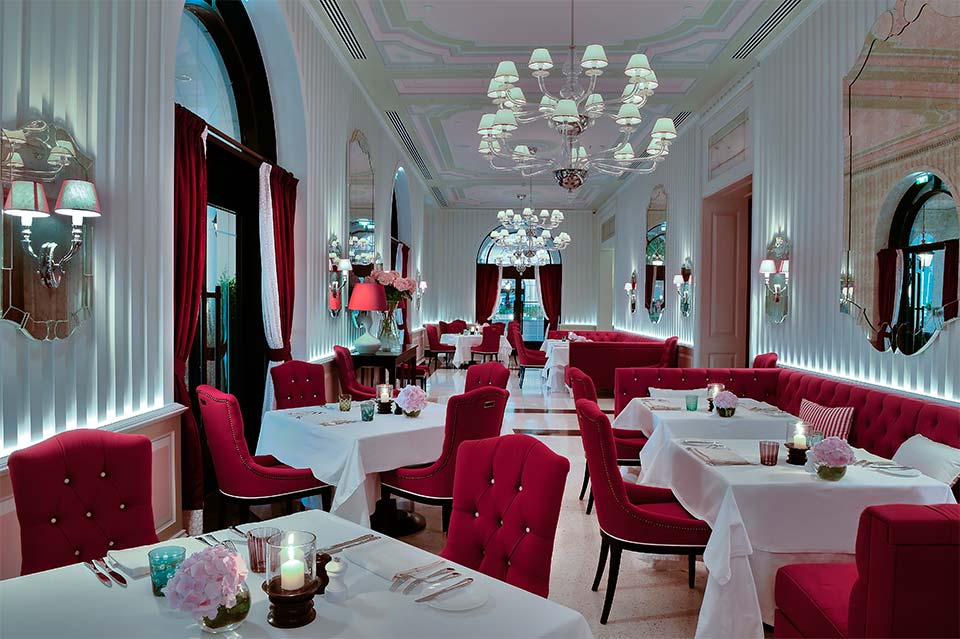 Fly til Tivat i Montenegro, spis på Dining Room.