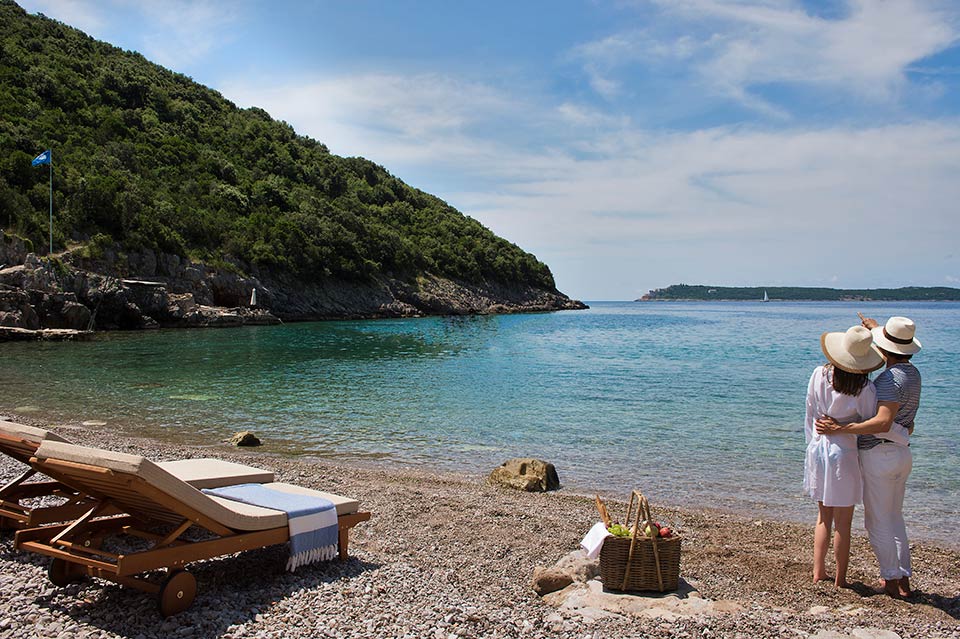 Fly til Tivat i Montenegro, slapp av på Dobrech-stranden.