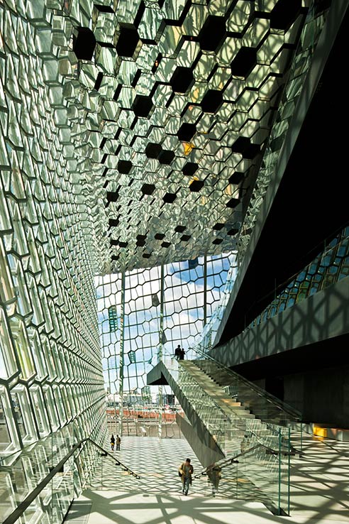 Fly til Reykjavik, besøk Harpa konserthus