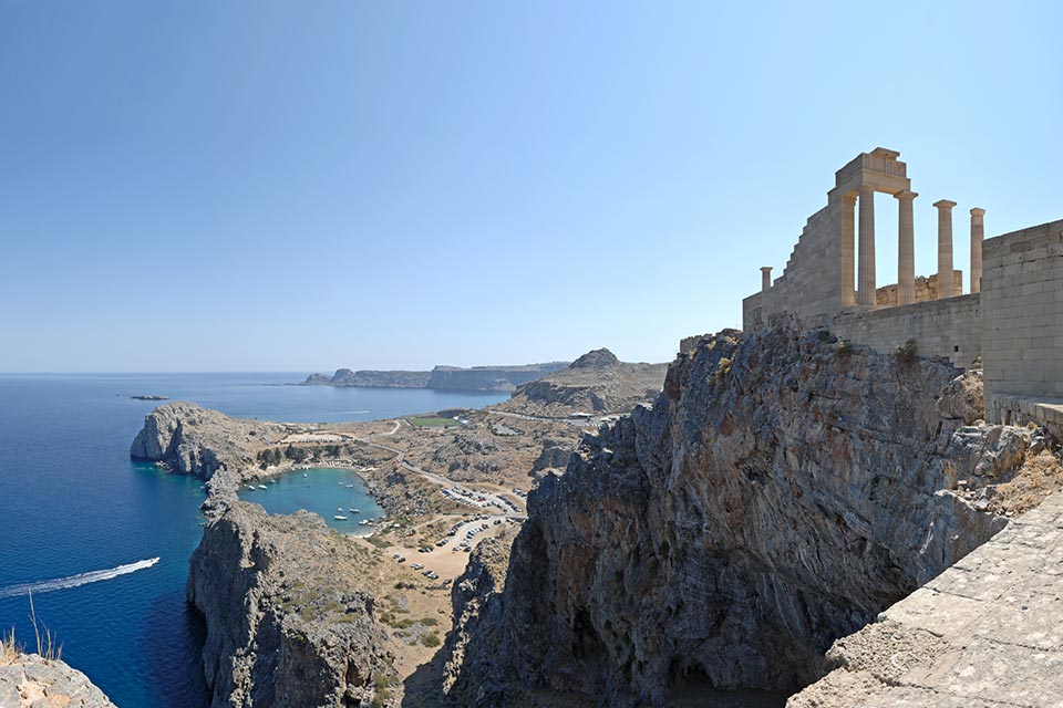 Fly til Rhodos, besøk Lindos.