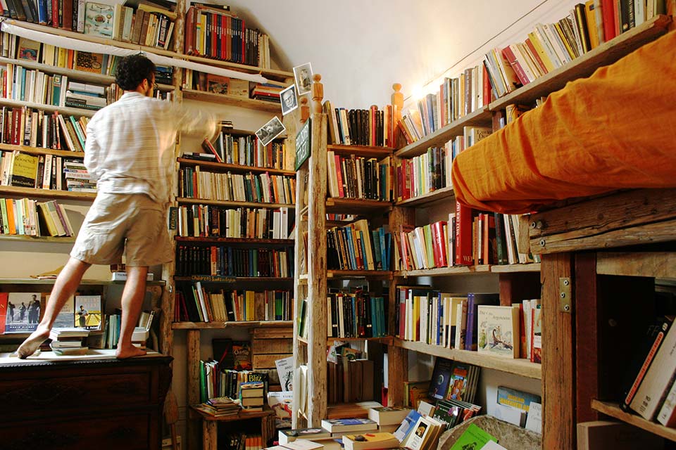 Fly til Santorini, besøk Atlantis Books.